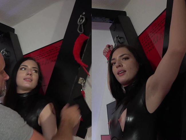 HoneyXLips Porno Video: In Lack & Leder am Kreuz genagelt